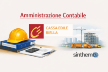 Grafica istituzionale per annuncio “Amministrazione Contabile” – Cassa Edile Biella, Sinthema. Caschetto da cantiere su documenti e calcolatrice, sfondo chiaro con elementi del settore edilizia.