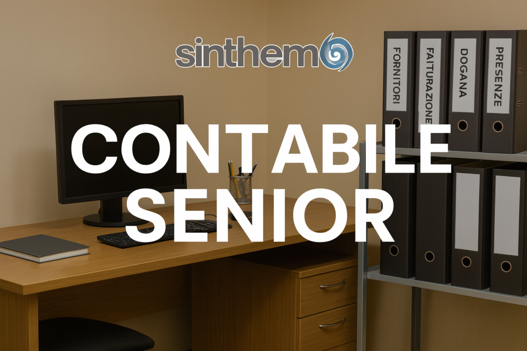 Ufficio amministrativo con scrivania, computer e faldoni etichettati fornitori, fatturazione, dogana e presenze; sullo sfondo il logo Sinthema e in sovraimpressione la scritta CONTABILE SENIOR